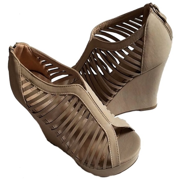 Adorable strappy beige wedges - Picture 1 of 4